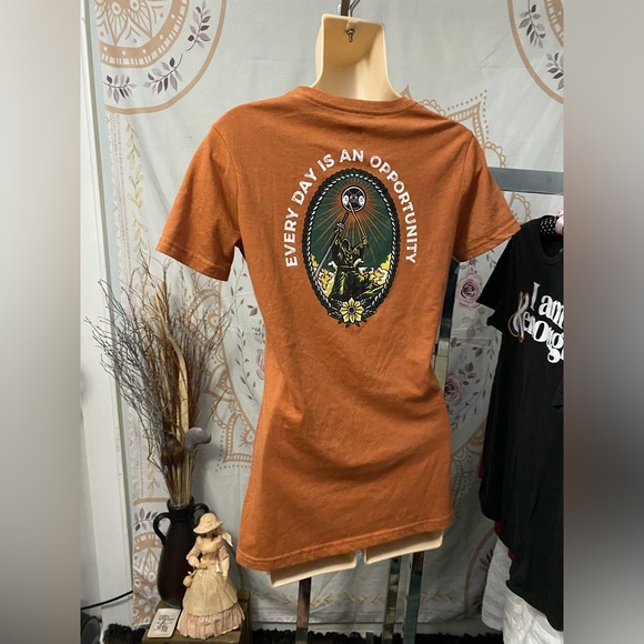 EUC The Lift Box burnt orange “Every day is an opportunity” t-shirt size small - Picture 5 of 7